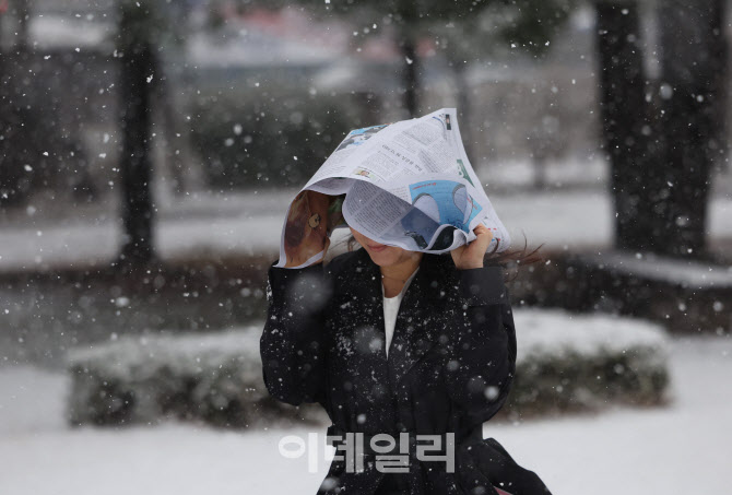 [포토]'우산 대신 신문으로'