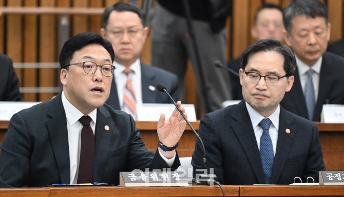 [포토]김병환 금융위원장, '홈플러스 채권 불완전판매 의혹 검사 중'