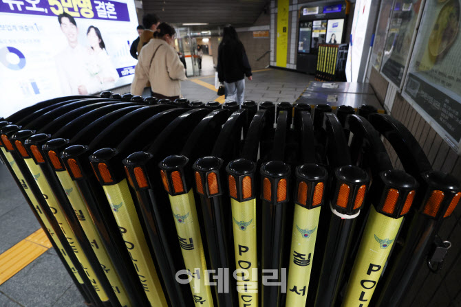 [포토]안국역에 설치된 안전펜스
