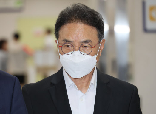 '강제추행 혐의' 김명곤 前장관…檢, 2심서 징역 1년 구형