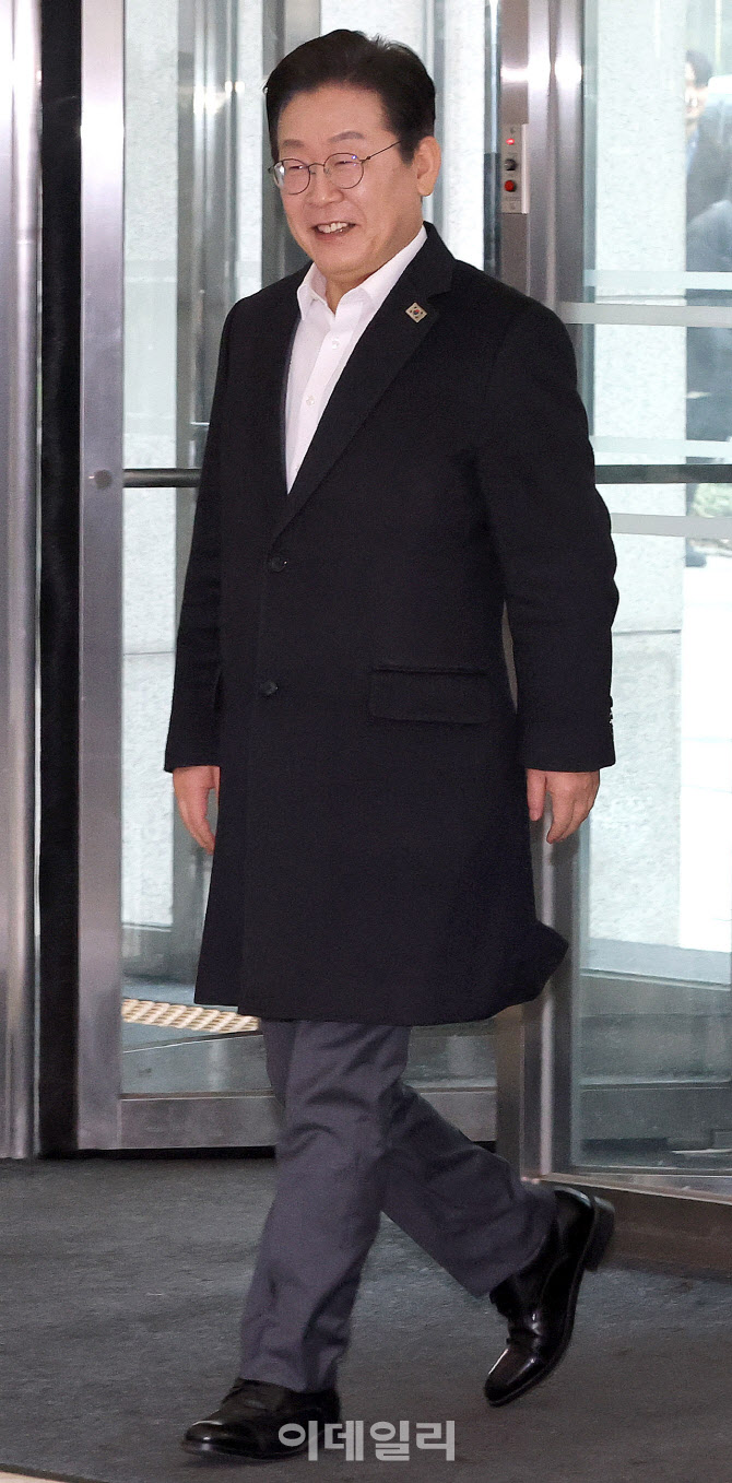 [포토]청년 취업 지원 현장 간담회 참석하는 이재명 대표