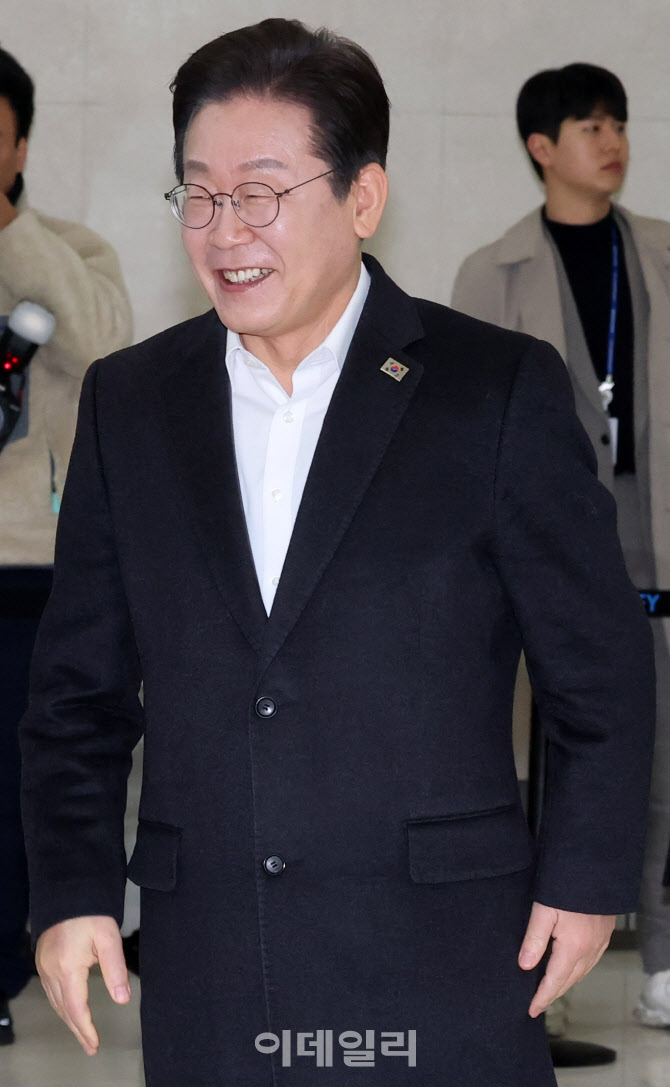 [포토]청년 취업 지원 현장 간담회 향하는 이재명 대표