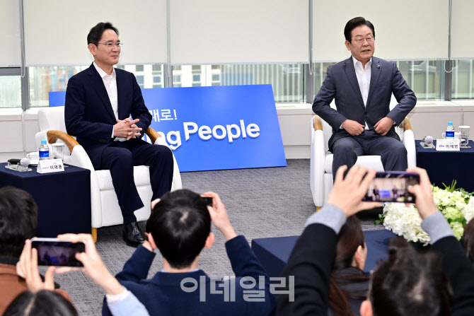 [포토]청년 취업 지원 현장 간담회 참석한 이재명 대표-이재용 회장