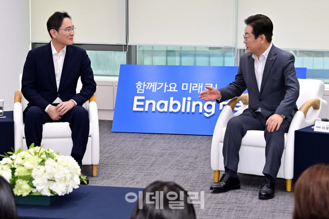 [포토]청년 취업 지원 현장 간담회 참석한 이재명 더불어민주당 대표-이재용 삼성전자 회장