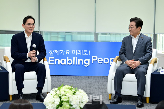 [포토]이재명 대표-이재용 회장, 청년 취업 지원 현장 간담회 참석