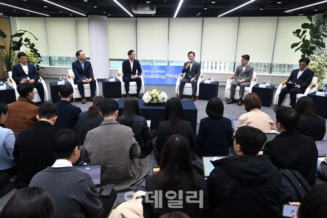 [포토]이재명 대표-이재용 회장, 청년 취업 지원 현장 간담회에서 환담