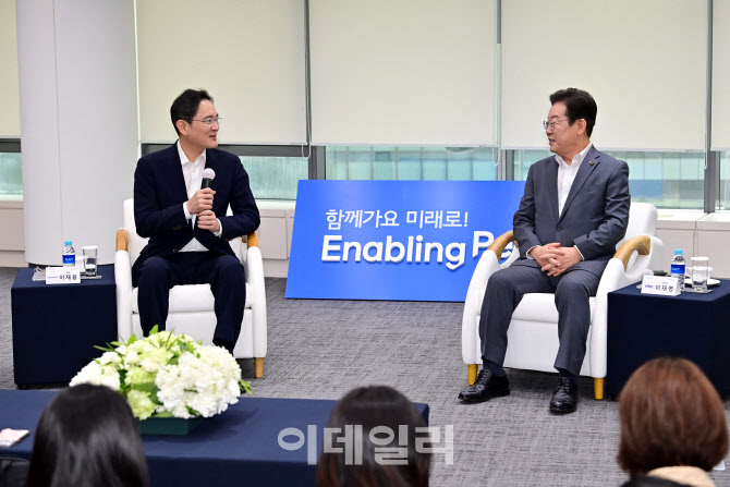 [포토]이재명 더불어민주당 대표-이재용 삼성전자 회장, 청년 취업 지원 현장 간담회 참석