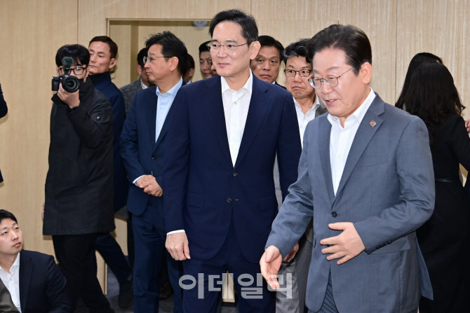 [포토]청년 취업 지원 현장 간담회 참석한 이재명-이재용