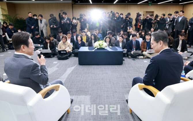 [포토]청년 취업 지원 현장 간담회에서 만난 이재명 대표-이재용 회장
