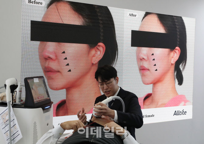 [포토] 피부 케어 시연