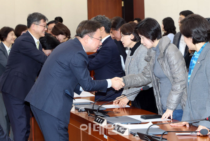 [포토]연금개혁안 국회 복지위 통과, '의원들과 악수하는 조규홍-이기일'