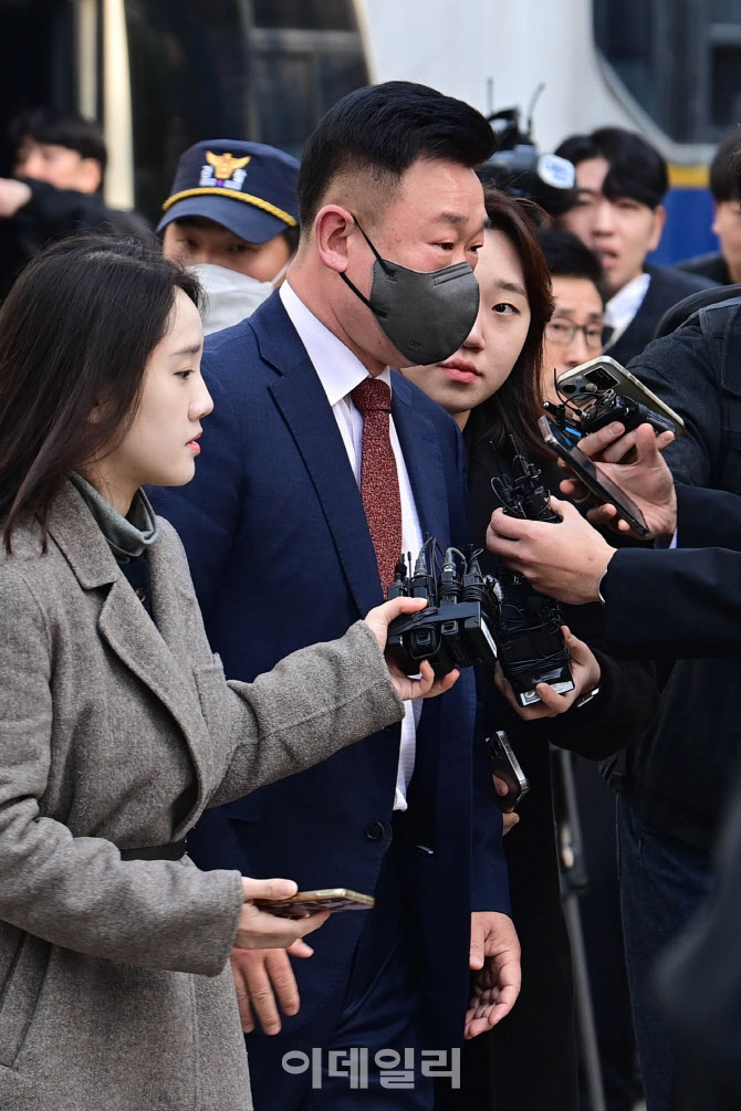 [포토]이광우 경호본부장, 서부지법으로 이동