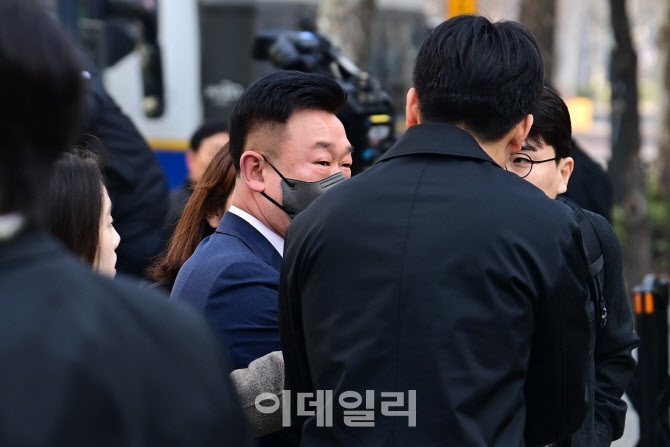 [포토]취재진 바라보는 이광우 경호본부장