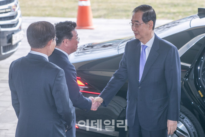 [포토]정부청사 도착한 한덕수 총리