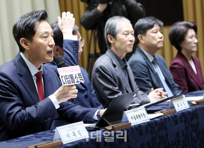 [포토] 디딤돌소득 협약식 인사말하는 오세훈 시장