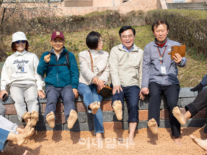 [포토] 강서구, 공암나루근린공원 황톳길 개장