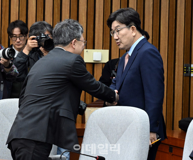 [포토]국민의힘 원내대책회의 참석하는 권성동 원내대표