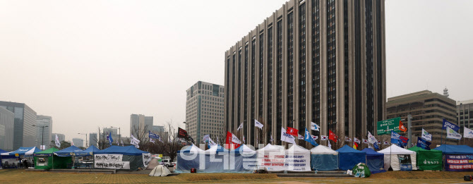 [포토]경복궁 앞 도심 불법 천막 점령에 몸살