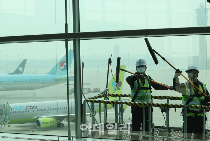 [포토]인천공항, '봄맞이 대청소'