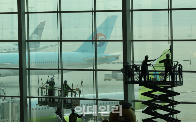[포토]인천공항공사, '봄맞이 대청소로 여객 맞이 준비'