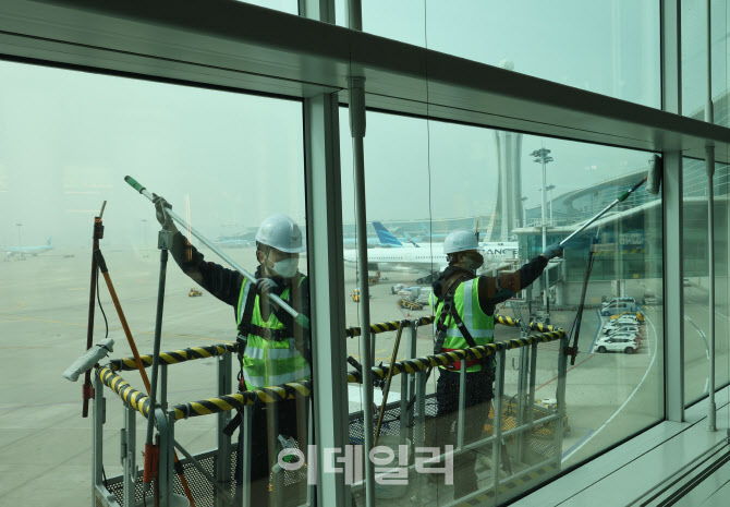 [포토]인천공항공사, '봄맞이 대청소 실시'