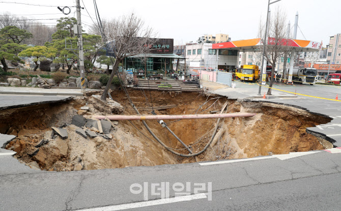 [포토] 대명초교 입구 사거리 땅 꺼짐 사고 현장