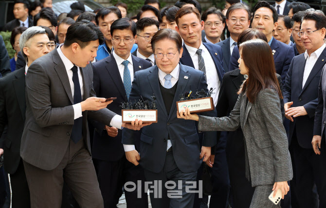 [포토]항소심 선고공판 출석하는 이재명 대표