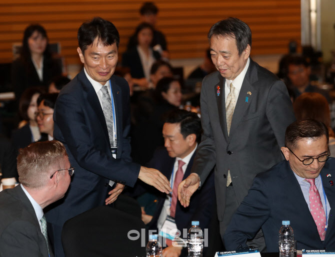 [포토] 일본대사와 인사하는 이복현 금감원장