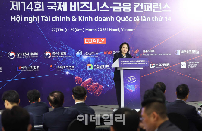[포토]제14회 국제 비즈니스·금융 컨퍼런스, '기조강연하는 유명희 교수'