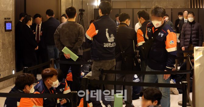 [포토]영풍·MBK "고려아연, 상호주 외관 만들려 주총 지연