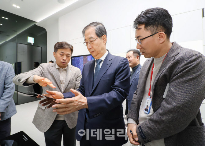 [포토]이천 SK하이닉스 M14 윈도우 투어하는 한덕수 권한대행