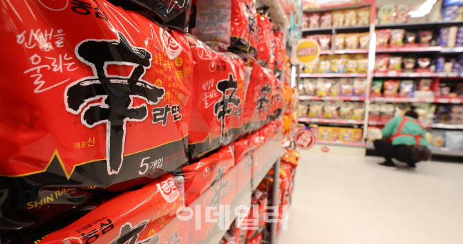 [포토]식품기업 도미노 가격 인상…커피·라면·맥주 가격 줄줄이
