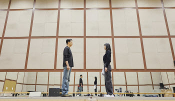 예술의전당에 깔린 런웨이 무대…박성웅·이수경 출격 '랑데부'