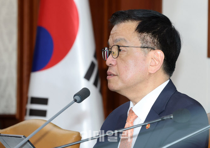 [포토]최상목 부총리, "공공요금 상반기 동결"