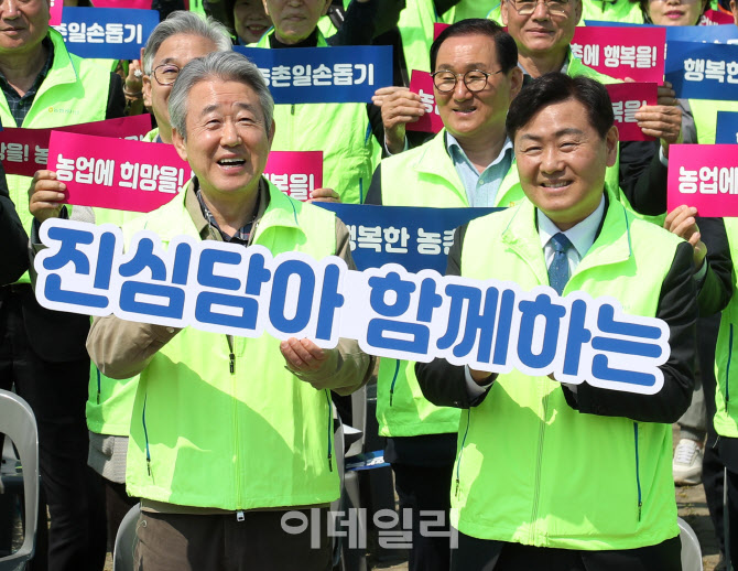 [포토] 풍년기원하는 강호동 회장과 김관영 도지사