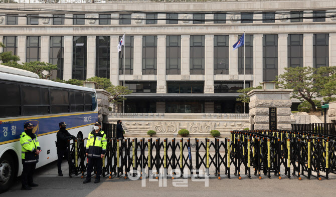 [포토]다가오는 尹탄핵 선고...긴장감 고조되는 헌재 주변