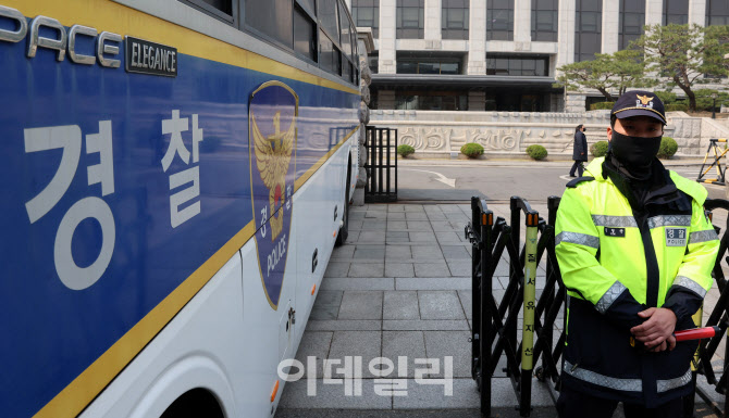[포토]尹 탄핵 선고 D-2...헌재 인근 '진공 상태'