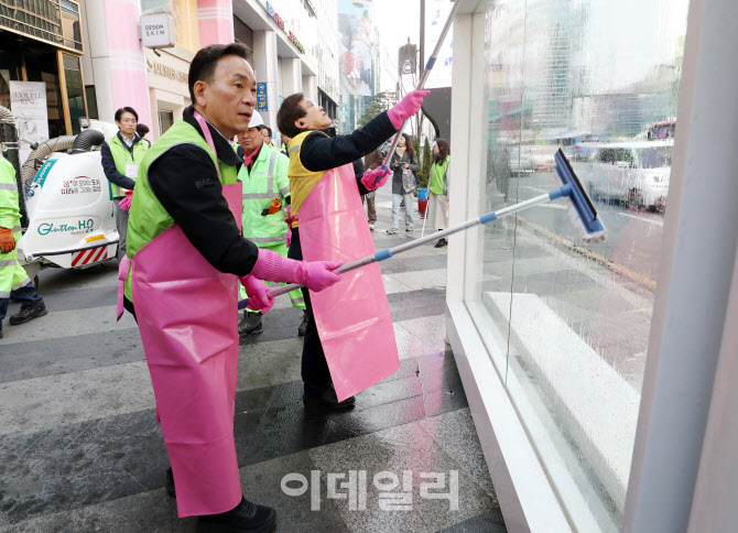 [포토] 봄맞이 대청소 참가한 조성명 강남구청장