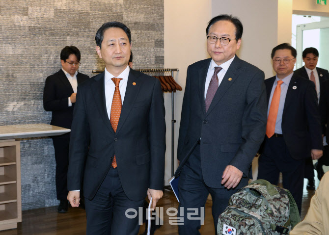 [포토]민관 합동 미국 관세조치 대책회의 참석하는 안덕근 장관-정인교 통상교섭본부장