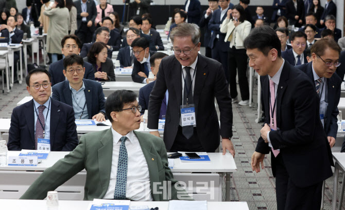 [포토]강석훈 산업은행 회장과 인사 나누는 이창용 한국은행 총재-이복현 금감원장