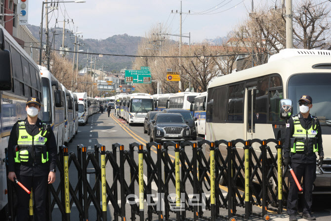 [포토]통제된 헌재 인근 도로