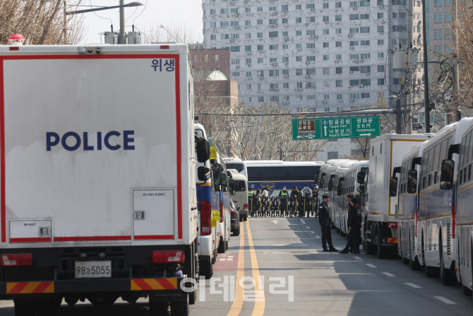 [포토]헌법재판소 인근 도로 통제