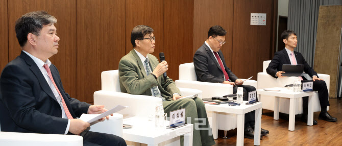 [포토]한국은행-한국금융연구원 공동 정책 콘퍼런스 특별대담 참석한 이창용-김병환-이복현