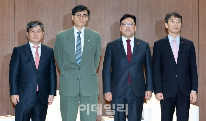 [포토]특별대담 앞두고 기념촬영하는 이항용-이창용-김병환-이복현