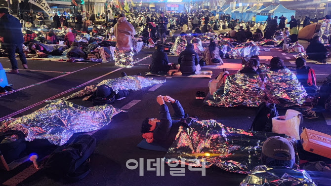 [포토]방바닥된 차도 'D-day' 헌재 인근…탄찬 철야 현장