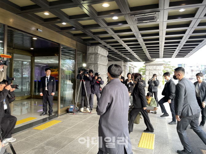 [속보]尹탄핵심판 정계선 재판관 7시43분 헌재 3번째 도착