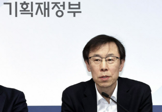 정정훈 기재부 세제실장 46억, 김동일 예산실장 27억원[재산공개]