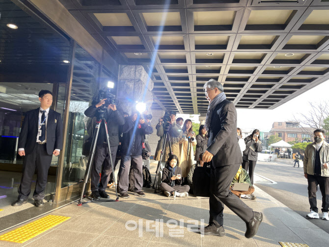 [속보]尹탄핵심판 조한창 재판관 8시18분 헌재 7번째 도착