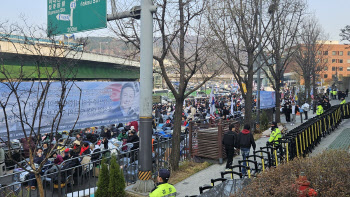 "탄핵 무효"…한남동 관저 앞으로 모이는 尹 지지자들