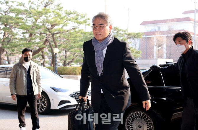 [포토]윤석열 탄핵심판 선고, '헌재 출근하는 조한창 헌법재판관'